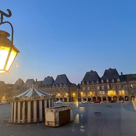 Suites Mana - Matahina Avec Vue Superbe Sur La Place Ducale Et Parking Prive Inclus Charleville-Mezieres Ngoại thất bức ảnh