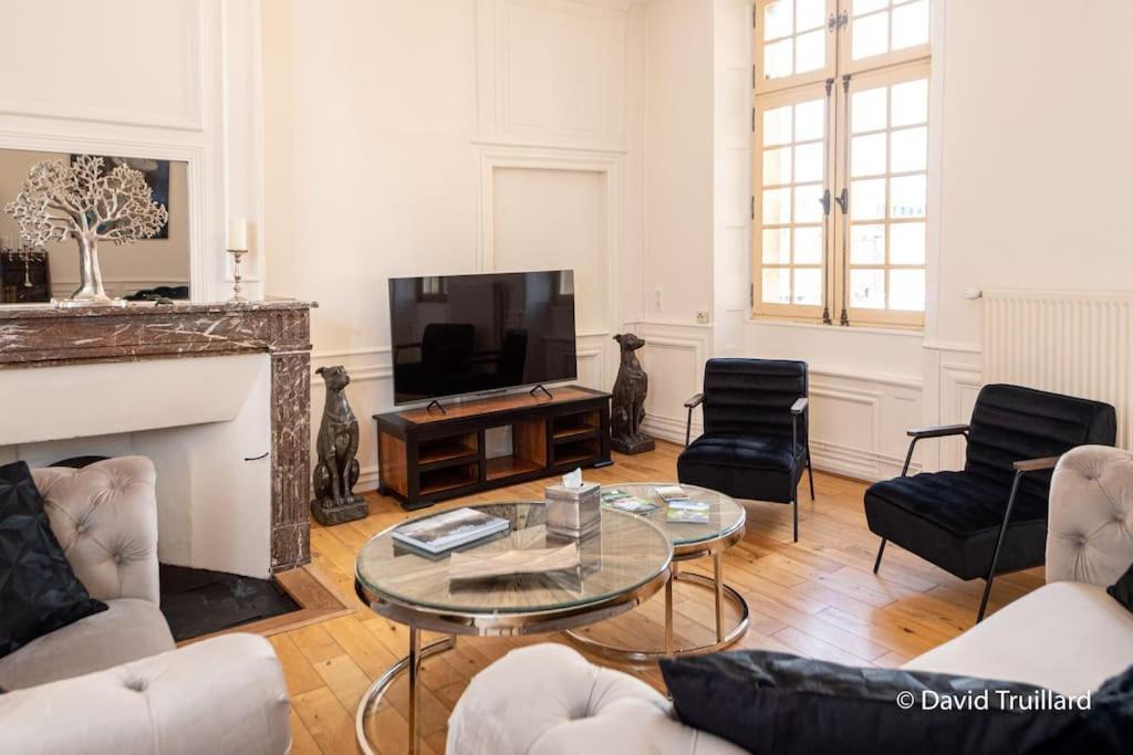 Suites Mana - Matahina Avec Vue Superbe Sur La Place Ducale Et Parking Prive Inclus Charleville-Mezieres Ngoại thất bức ảnh