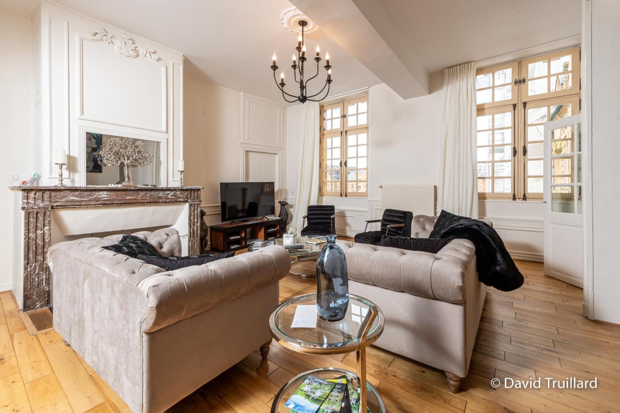 Suites Mana - Matahina Avec Vue Superbe Sur La Place Ducale Et Parking Prive Inclus Charleville-Mezieres Ngoại thất bức ảnh
